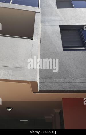 Vertikale Low-Angle-Aufnahme der Wand eines Gebäudes Mit Garage und großen Fenstern Stockfoto