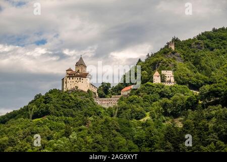 Schloss Juval, eine mittelalterliche Burg liegt am Eingang zum Schnalstal, ist die Sommerresidenz des Extrembergsteiger Reinhold Messner Stockfoto