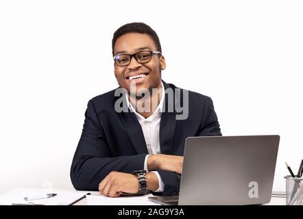 Erfolgreiche afrikanische amerikanische Kerl im Büro mit Blick auf die Kamera Stockfoto