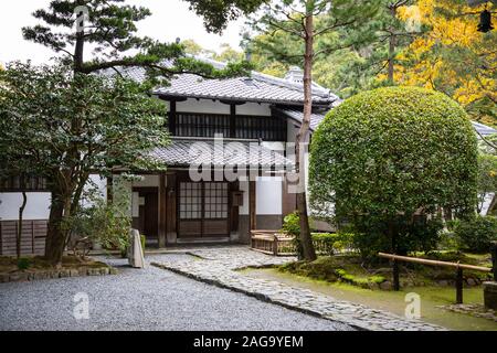 KYOTO, Japan - 18. November 2019: Honen-in Tempel in Kyoto war im 17. Jahrhundert der Mönch Honen zu ehren. Stockfoto