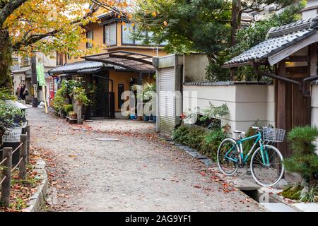 KYOTO, Japan - 18. November 2019: Straßen der Nördlichen Higashiyama, das ist eine der wichtigsten Sehenswürdigkeiten Stadtteile von Kyoto Stockfoto