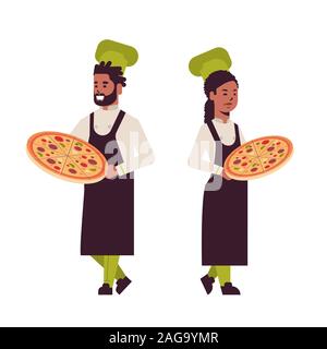 Köche paar professionelle Köche holding Fächer mit frischer Pizza afrikanische amerikanische Mann Frau Restaurant Küche Arbeiter in Uniform stehend zusammen kochen Konzept Flachbild voller Länge Vektor illustration Stock Vektor