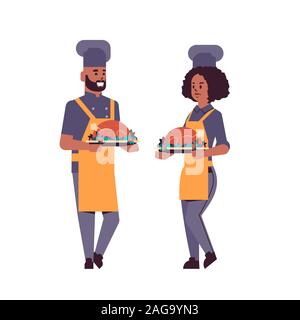 Köche paar professionelle Köche holding Fächer mit Brathähnchen Mann Frau restaurant Arbeiter in Uniform, die Platten mit Danksagung Türkei kochen Essen Konzept Flachbild voller Länge Vektor illustration Stock Vektor