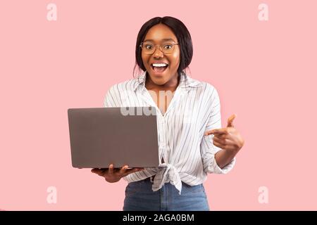Afrikanische amerikanische Frau Laptop Zeigefinger stehend, Studio Shot Stockfoto