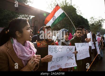 (191218) - NEW DELHI, Dez. 18, 2019 (Xinhua) - Demonstranten Parolen schreien, während eines Protestes gegen neue Staatsbuergerschaftsrecht in Neu Delhi, Indien, Dez. 18, 2019. Indiens top Gericht Mittwoch eine Ankündigung des Landes Regierung über die umstrittenen neuen Staatsangehörigkeitsrecht, dass massive landesweite Proteste ausgelöst, sagten Beamte. (Xinhua / Javed dar) Stockfoto