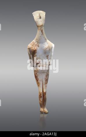 Weibliche Kykladen statue Figur mit gefalteten Armen der Spedos und Dokathismata Typ. Früh kykladische Zeitraum II (2800-3200) von Amorgos. Nationale Arch Stockfoto