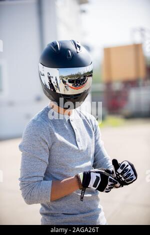Vertikale Aufnahme einer Person, die einen Motorradhelm trägt Stockfoto