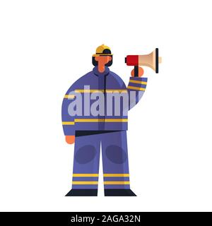 Mutige Feuerwehrmann holding Megaphon Lautsprecher Feuerwehrmann tragen einheitliche und Helm Brandbekämpfung Notdienst brand Konzept Löschmittel flache weiße Hintergrund voller Länge Vektor illustration Stock Vektor