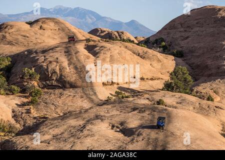 Ein 4x4 Hummer Tour auf der Hölle Rache Trail in der Sandflats Recreation Area in der Nähe von Moab, Utah. Approching ist ein 4WD-side-by-side OHV. Stockfoto