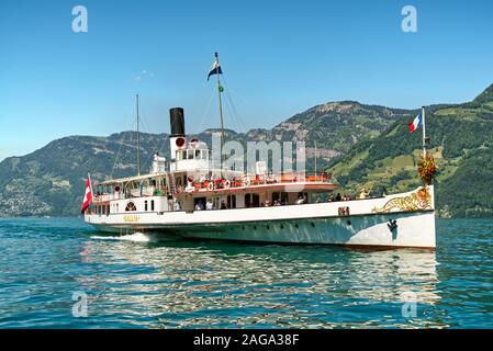 Vierwaldstättersee, Schweiz - Juni 02, 2019: historische Raddampfer Fahrgastschiff auf dem Vierwaldstättersee im Sommer. Stockfoto