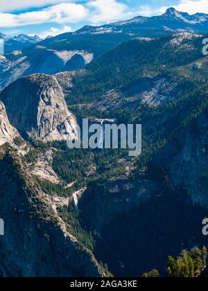 Panorama von Yosemite Valley mit Wasserfall Stockfoto