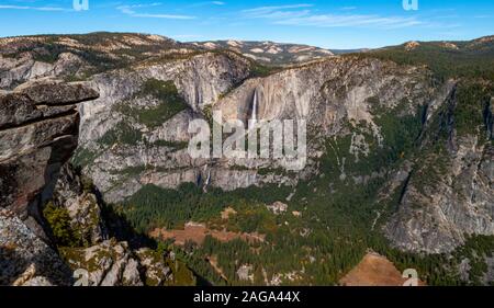 Panorama von Yosemite Valley mit Wasserfall Stockfoto