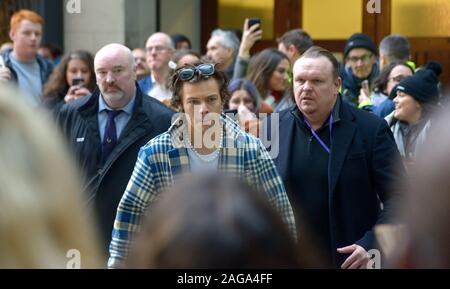 London, Großbritannien. Dezember 2019 18. Eine Richtung Sänger Harry Styles verbringt eine lange Zeit eine große Menge von Fans für ihn außerhalb der Radio One Studios bei BBC Broadcasting House warten, nachdem sie Interviews innerhalb der Credit: PjrFoto/Alamy leben Nachrichten Stockfoto