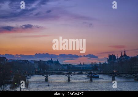 Atemberaubender Sonnenuntergang über der seine in Frankreich Stockfoto