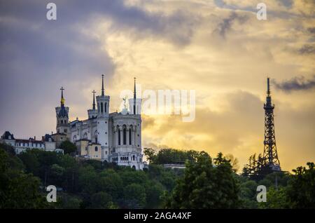 Schöner Sonnenuntergang über dem großen Platz von La Place Bellecour in Lyon, Frankreich Stockfoto