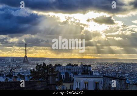 Atemberaubende Aufnahme eines Sonnenaufgangs über der wunderschönen Stadt Paris Stockfoto
