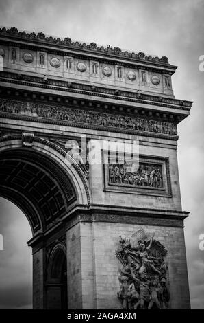 Nahaufnahme des berühmten historischen Arc de Triomphe in Graustufen De l'Étoile-Denkmal Stockfoto