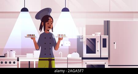 Weibliche Küchenchef holding Fächer mit frischem Sushi rollen African American Woman in Uniform, die Platte mit traditionellen japanischen Essen kochen Konzept moderne Restaurant Küche Innenraum Porträt horizontale Vektor illustration Stock Vektor