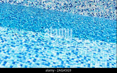 Leeren pool Muster, blaues Wasser und Mosaikfliesen, Hintergrund Foto Textur Stockfoto
