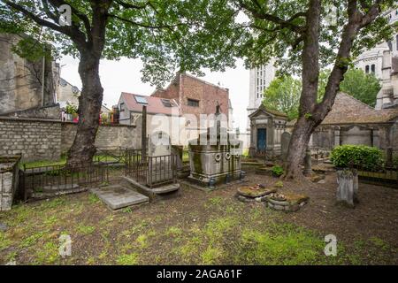 CALVAIRE Friedhof, im ältesten und kleinsten Friedhof IN PARIS. Stockfoto