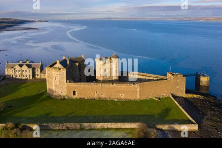 Luftbild des Blackness Castle (Einstellung für Outlander) neben Firth-of-Forth River in West Lothian Schottland, Großbritannien Stockfoto