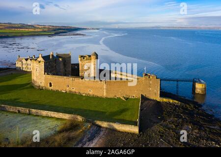 Luftbild des Blackness Castle (Einstellung für Outlander) neben Firth-of-Forth River in West Lothian Schottland, Großbritannien Stockfoto