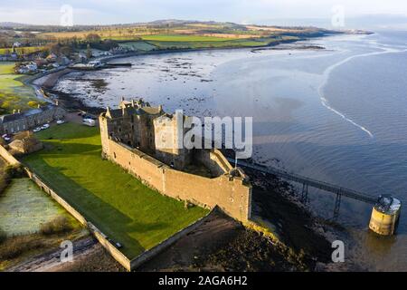 Luftbild des Blackness Castle (Einstellung für Outlander) neben Firth-of-Forth River in West Lothian Schottland, Großbritannien Stockfoto