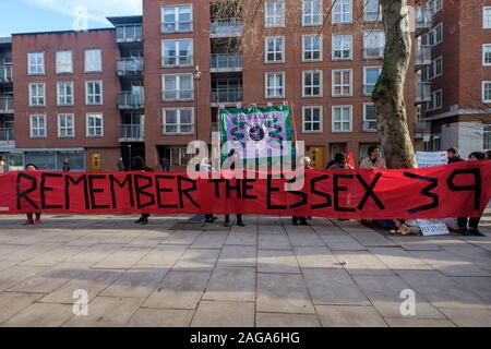 London, UK, 18. Dezember 2019. Die permanente People's Tribunal wurden von Menschen aus anderen Organisationen einschließlich der Freiheit verbunden, letzten Rechte, Arbeit Kampagne für freie Bewegung, Unite Hotel Arbeiter und Lesben und Schwule unterstützen die Migranten für ein Ende der feindlichen Umwelt zu rufen und die Menschen- und Bürgerrechte für Migranten und Einwanderern zu unterstützen. Eine lange Banner mit der Meldung 'Grenzen töten: Das Essex 39 Erinnern" die 39 vietnamesischen Migranten, die in einem Lkw im Oktober starb gedacht. Peter Marshall / alamy Leben Nachrichten Stockfoto