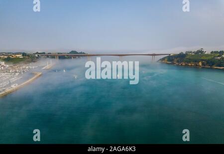 Luftaufnahme auf dos Santos Brücke bei Nebel und die Bucht. In der Nähe von Ribadeo im Norden Spaniens Stockfoto