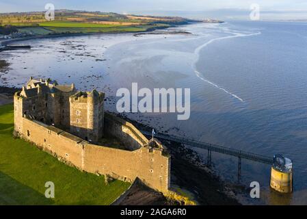 Luftbild des Blackness Castle (Einstellung für Outlander) neben Firth-of-Forth River in West Lothian Schottland, Großbritannien Stockfoto