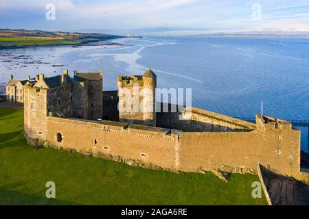 Luftbild des Blackness Castle (Einstellung für Outlander) neben Firth-of-Forth River in West Lothian Schottland, Großbritannien Stockfoto