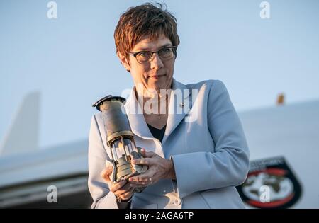 Larnaka, Zypern. 18 Dez, 2019. Annegret Kramp-Karrenbauer (CDU), Bundesminister der Verteidigung, kommt aus der Ebene mit dem Frieden, deren Licht von Betlehem der militärischen Seelsorge von den Pfadfindern übergeben wird. Kramp-Karrenbauer kommt zu Zypern für das traditionelle Weihnachten Besuch mit den Truppen. Die maritime Task Force Unifil unterstützt die libanesische Regierung bei der Sicherung der Seegrenzen und Verhinderung von waffenschmuggel über das Meer. Quelle: Michael Kappeler/dpa/Alamy leben Nachrichten Stockfoto