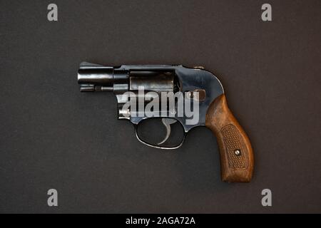 Schwarz snubnose Revolver auf schwarzem Hintergrund isoliert. Stockfoto