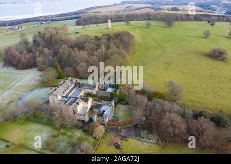 Luftaufnahme des Hauses der Binns und Binns Tower, West Lothian, der Heimat der Dalyell Familie, vom National Trust für Schottland besessen. Schottland, Großbritannien. Stockfoto