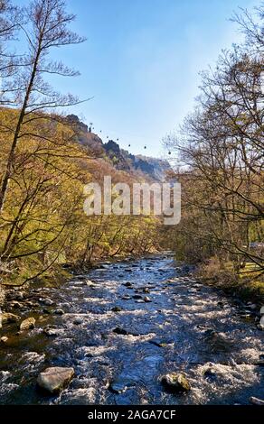 Der Bode in Thale im Harz Nationalpark mit Seilbahn im Hintergrund. Sachsen-anhalt, Deutschland Stockfoto