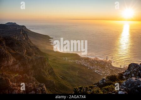 Sonnenuntergang am Tafelberg in Kapstadt Südafrika Stockfoto