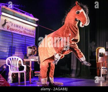 Southbank Centre, London, 18 Uhr Dez 2019. Hamish das Pferd galoppiert auf der Bühne herum. 'Black Beauty', eine lebhafte Nacherzählung der beliebten Geschichte von einem tapferen Pferd, sieht seine London Premiere. Blending vivid Storytelling, fröhliche Musik und erfinderisch Puppenspiel, die Geschichte ist erfunden für eine neue Generation dieser Winter. Durch die Rote Brücke und Traverse Theatre Company, schwarze Schönheit läuft im Southbank Centre Purcell Room bis 5. Jan 2020 präsentiert. Credit: Imageplotter/Alamy leben Nachrichten Stockfoto