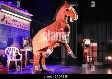 Southbank Centre, London, 18 Uhr Dez 2019. Hamish das Pferd galoppiert auf der Bühne herum. 'Black Beauty', eine lebhafte Nacherzählung der beliebten Geschichte von einem tapferen Pferd, sieht seine London Premiere. Blending vivid Storytelling, fröhliche Musik und erfinderisch Puppenspiel, die Geschichte ist erfunden für eine neue Generation dieser Winter. Durch die Rote Brücke und Traverse Theatre Company, schwarze Schönheit läuft im Southbank Centre Purcell Room bis 5. Jan 2020 präsentiert. Credit: Imageplotter/Alamy leben Nachrichten Stockfoto