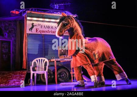 Southbank Centre, London, 18 Uhr Dez 2019. Hamish das Pferd galoppiert auf der Bühne herum. 'Black Beauty', eine lebhafte Nacherzählung der beliebten Geschichte von einem tapferen Pferd, sieht seine London Premiere. Blending vivid Storytelling, fröhliche Musik und erfinderisch Puppenspiel, die Geschichte ist erfunden für eine neue Generation dieser Winter. Durch die Rote Brücke und Traverse Theatre Company, schwarze Schönheit läuft im Southbank Centre Purcell Room bis 5. Jan 2020 präsentiert. Credit: Imageplotter/Alamy leben Nachrichten Stockfoto