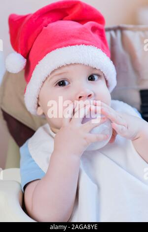 Kleinkind isst am Tisch in einem Weihnachten hat Stockfoto