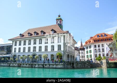 Thun, Schweiz - 8 August, 2019: schöne Stadtbild der Schweizer Stadt. Mittelalterliche Häuser entlang der türkisfarbenen Aare gelegen. Menschen zu Fuß durch den Kanal. Sommertag. Reiseziele. Stockfoto