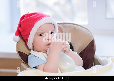 Kleinkind isst am Tisch in einem Weihnachten hat Stockfoto