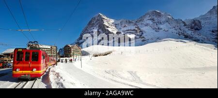 Panoramablick von Jungfraujoch Zug von kleiner Scheidegg im Winter Schnee mit dem Eiger (links) und dann den Mönch Berge. Schweizer Alpen Schweiz Stockfoto