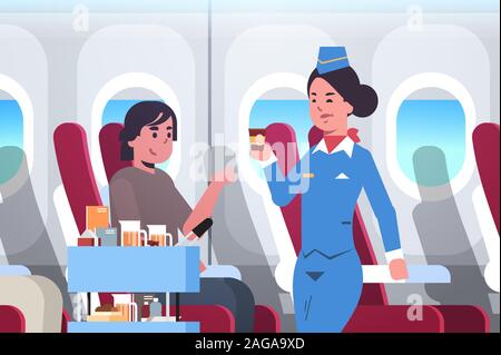 Flight Attendant Getränke von der Stewardess in Uniform drücken Trolley Warenkorb Professional Service Travel Concept moderne Flugzeug board Innenraum Porträt horizontalen flachen Vector Illustration dienen Stock Vektor