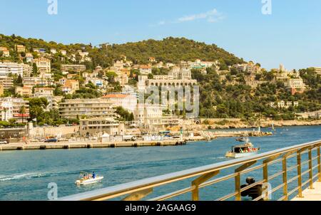 Nizza, Frankreich - 6 August, 2019: Schöne oben Blick auf den alten Hafen mit Yachten, Segelschiffen in Nizza Provence Cote d Azur. Natürliche Hintergrund anzeigen. M Stockfoto