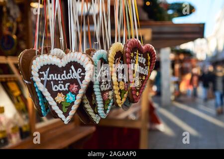 Herzen von Lebkuchen auf Weihnachtsmarkt Stockfoto