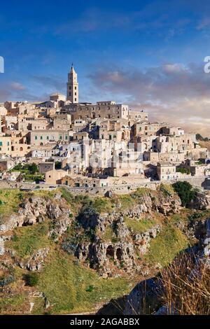 Auf lange Sicht über 'la Gravina "Schlucht der Sassi von Matera bei Sonnenaufgang, Basilicata, Italien. Ein UNESCO Weltkulturerbe. Die Gegend von Matera wurde Stockfoto
