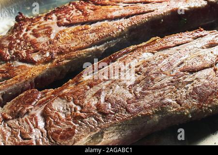 Kochen Rindfleisch in einem Restaurant Steak und Koch. closeup Stück Braten Stockfoto