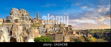 Panorama der antiken Sassi von Matera Bereich Exterieur, Basilicata, Italien. Die Gegend von Matera ist seit der Altsteinzeit (10. mi besetzt worden Stockfoto