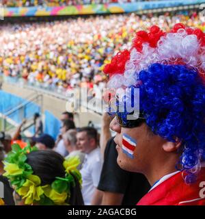 Ein Costa Rica Fußballfan seine Nationalmannschaft Unterstützung bei einem internationalen Fußball-Spiel, England spielte in der WM 2014. Stockfoto